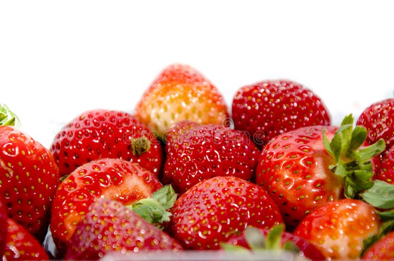 Uma libra de morango doce super; s com partes superiores verdes imagens de stock royalty free