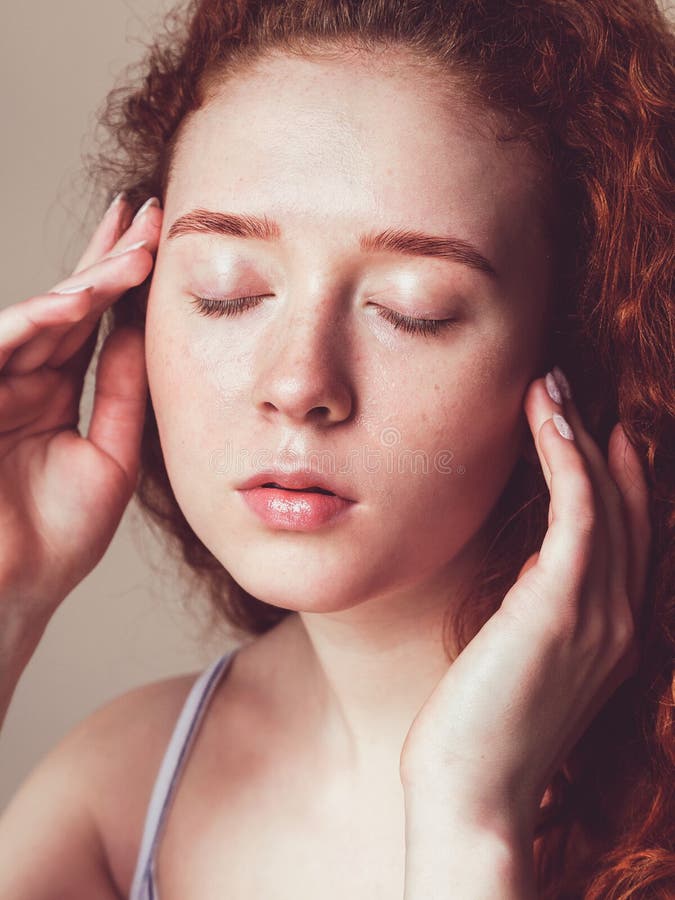 Foto de Menina Bonita Com Cabelo Saqueado Vermelho Sem Maquiagem Olha Para  Longe Em Um Fundo Bege No Estúdio e mais fotos de stock de Beleza natural -  Pessoas - iStock