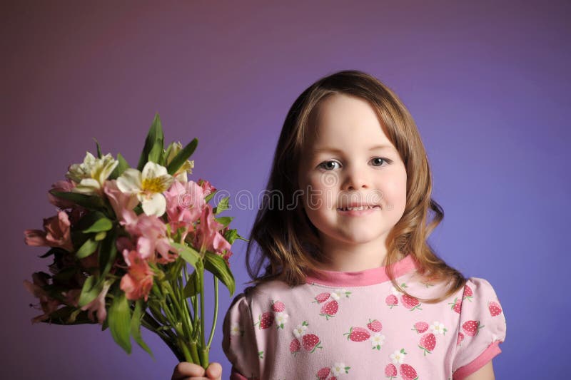 Uma linda garotinha com flores foto de stock