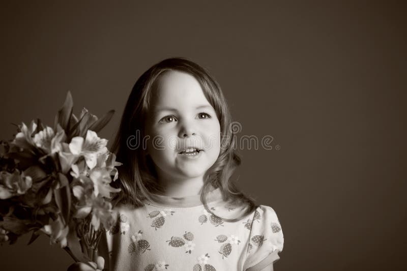 Uma linda garotinha com flores foto de stock