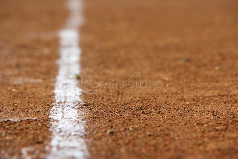 Uma linha branca em um campo de esportes imagens de stock royalty free Uma linha branca em um campo de esportes imagens de stock royalty free