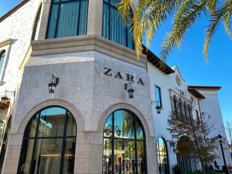 Uma Loja De Roupas Zara Em Um Shopping Em Orlando Fl Fotografia