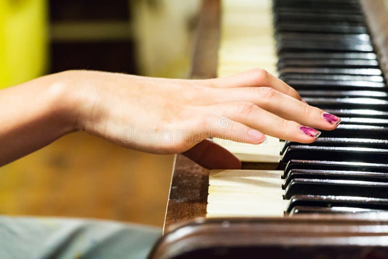 Jogo Das Mãos Do Pianista Da Música Do Piano Imagem de Stock - Imagem de  corda, detalhe: 28533371