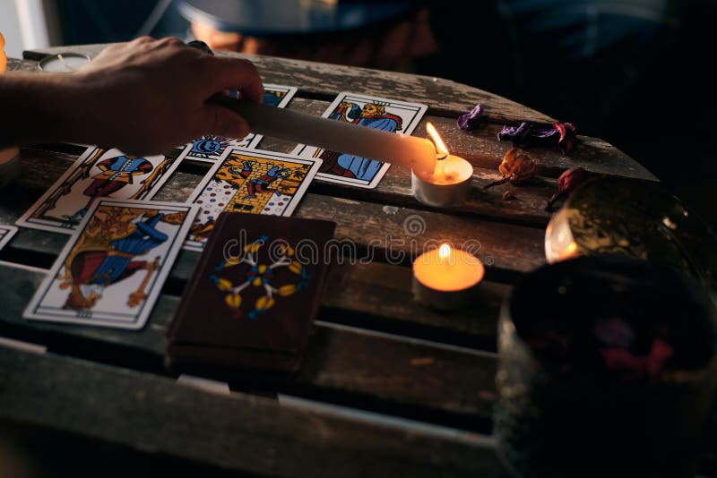 Fechar Um Vidente Da Sorte Lendo Cartões De Tarô Em Uma Mesa Com Toalha De  Mesa Roxa Imagem de Stock - Imagem de jogo, simbolismo: 237378917