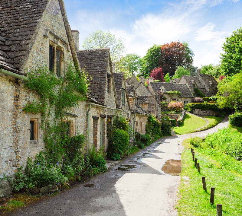 Uma manhã ensolarada bonita em Bibury, Gloucestershir, Inglaterra, Reino Unido Rua velha com casas de campo tradicionais fotografia de stock Uma manhã ensolarada bonita em Bibury, Gloucestershir, Inglaterra, Reino Unido Rua velha com casas de campo tradicionais fotografia de stock