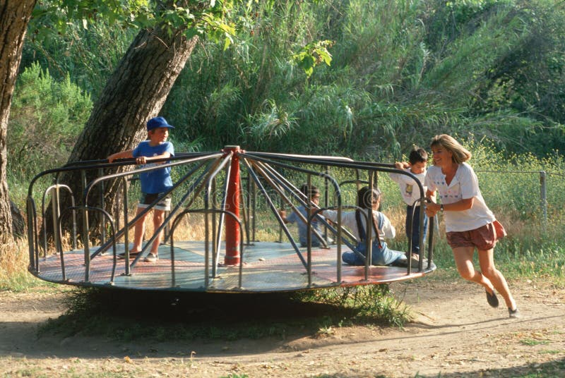 Uma mãe a brincar com os seus filhos imagens de stock royalty free