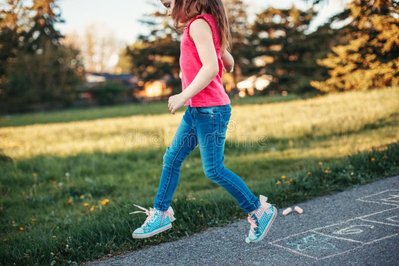 Jovem Menina Jogando Salto De Uísque No Pátio Da Escola Ao Ar Livre. Jogo  De Atividades Engraçado Para Crianças No Playground. Esp Imagem de Stock -  Imagem de playground, desenho: 202088327