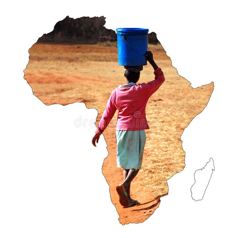 Uma menina africana nova que leva uma cubeta da água em sua cabeça