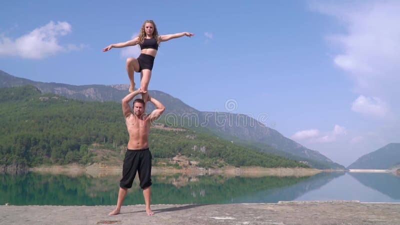 Uma menina bonita com cabelo longo está nos ombros de um indivíduo em Turquia