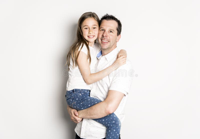 Uma menina com seu pai, isolado no fundo branco imagem de stock Uma menina com seu pai, isolado no fundo branco imagem de stock