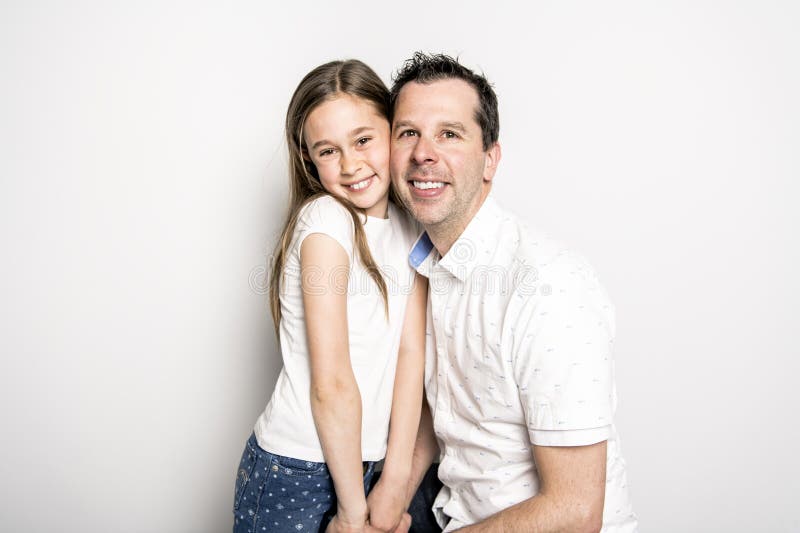 Uma menina com seu pai, isolado no fundo branco imagens de stock Uma menina com seu pai, isolado no fundo branco imagens de stock