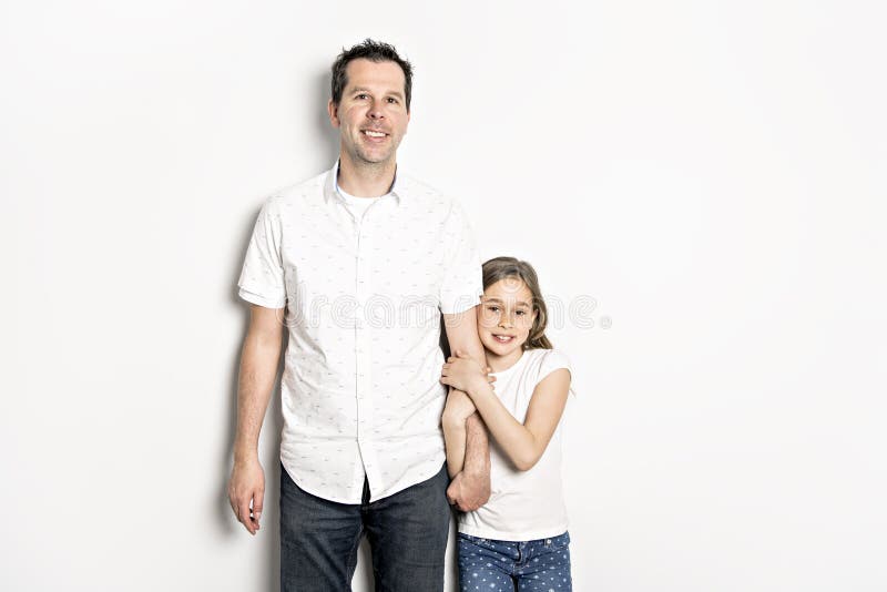 Uma menina com seu pai, isolado no fundo branco imagem de stock royalty free Uma menina com seu pai, isolado no fundo branco imagem de stock royalty free