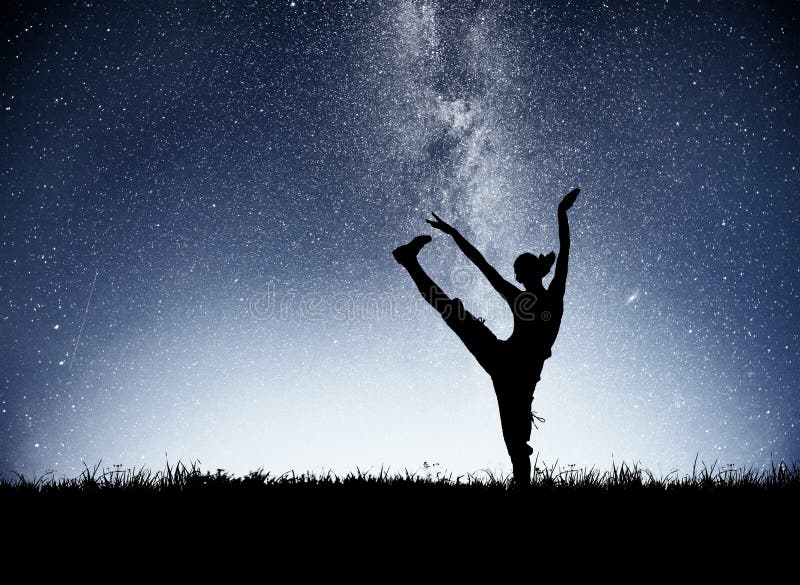 Uma menina dos esportes no alvorecer é contratada na ioga Classes da aptidão no céu estrelado imagem de stock Uma menina dos esportes no alvorecer é contratada na ioga Classes da aptidão no céu estrelado imagem de stock