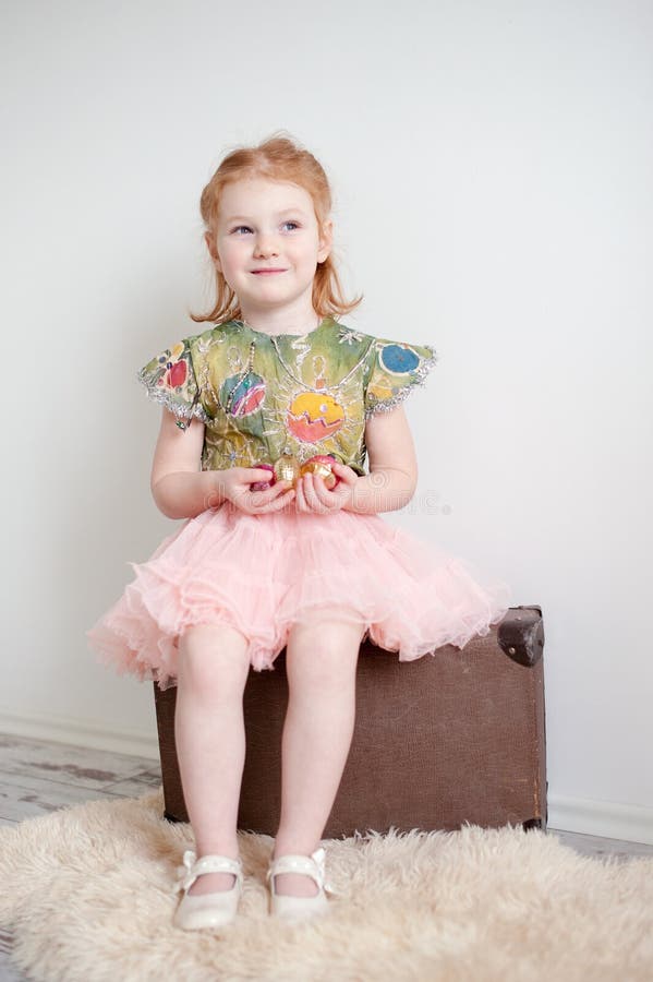Uma menina em um vestido do Natal fotos de stock