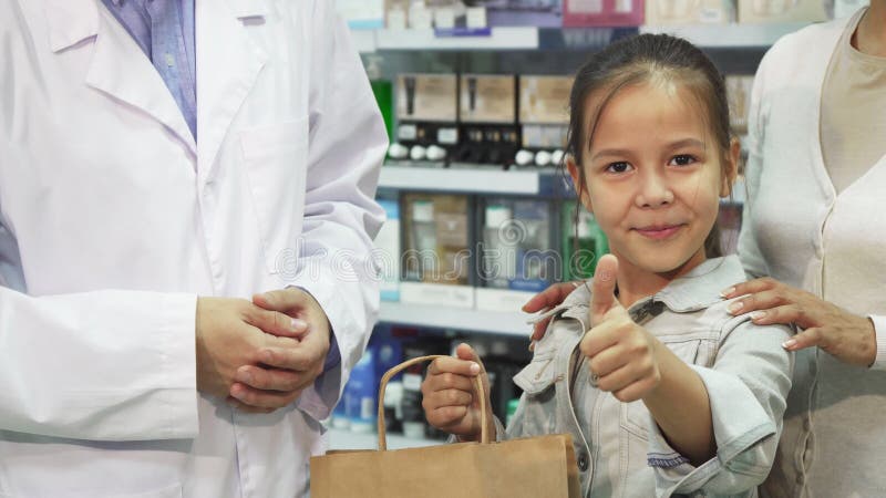 Uma menina está muito feliz com suas compras imagens de stock
