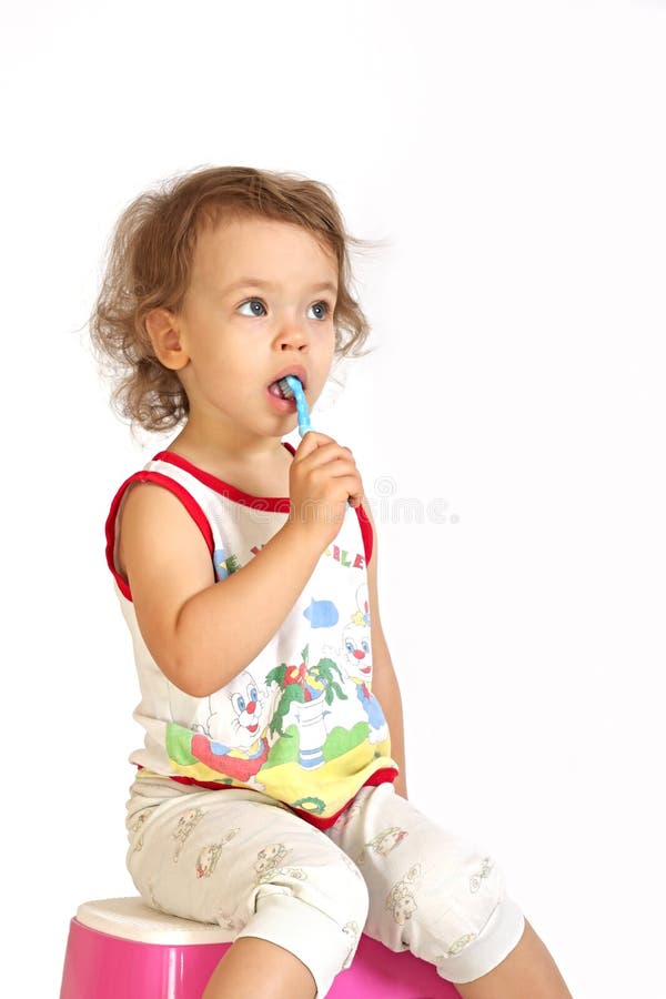 Uma menina limpa os dentes. imagens de stock Uma menina limpa os dentes. imagens de stock