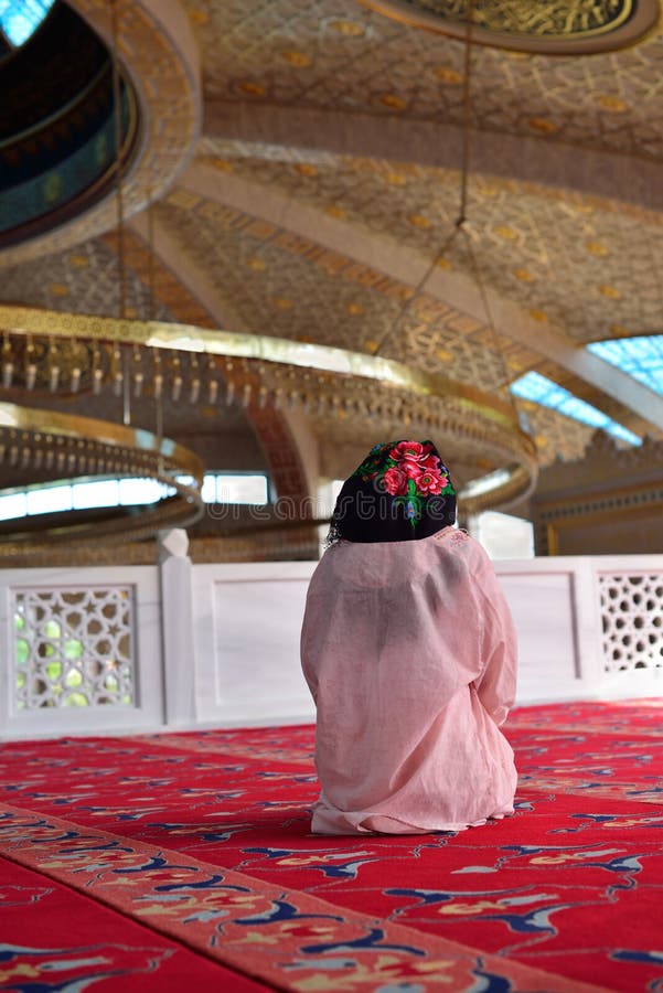 Uma menina que reza em uma mesquita fotografia de stock Uma menina que reza em uma mesquita fotografia de stock