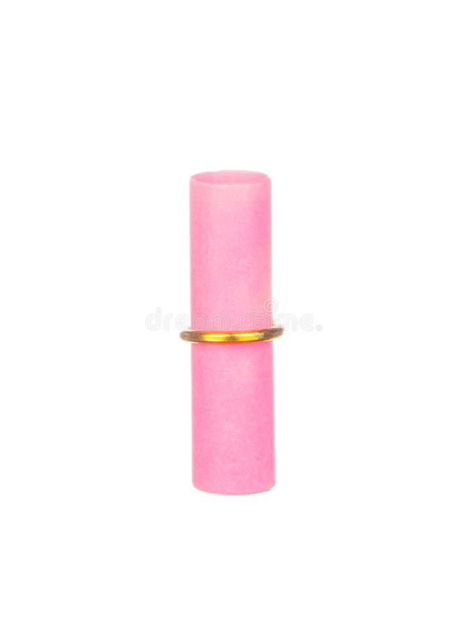Uma mensagem isolada no branco Papel rolado do pergaminho cor-de-rosa fotografia de stock Uma mensagem isolada no branco Papel rolado do pergaminho cor-de-rosa fotografia de stock