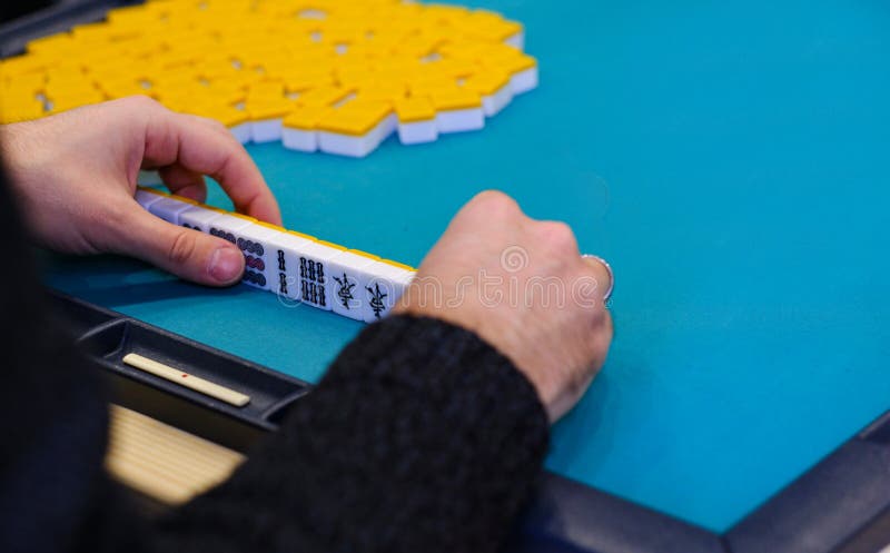 O mahjong na mesa antigo jogo de tabuleiro asiático fecha a imagem