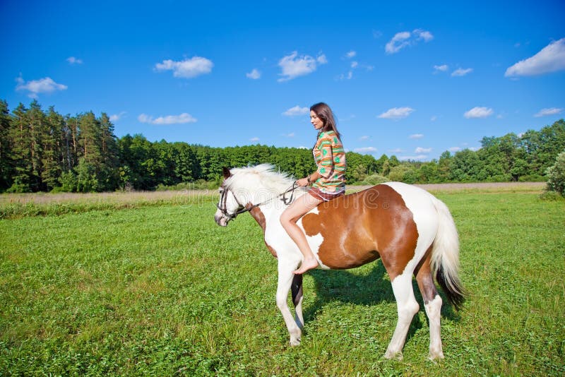 Cavalo De Equitação De Duas Meninas No Verão Em Ada Bojana, Monte Foto de  Stock - Imagem de meninas, povos: 76639270