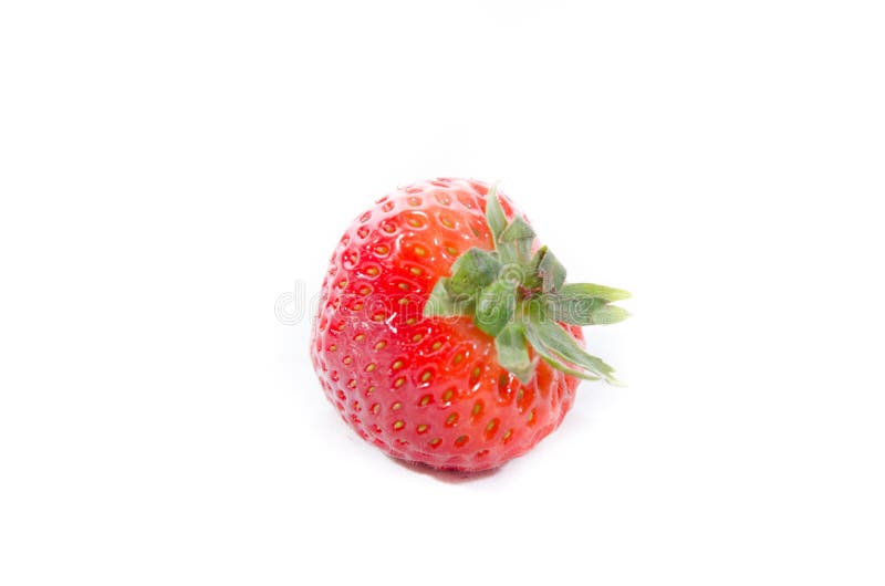 Uma morango doce super vermelha; s com partes superiores verdes imagens de stock royalty free