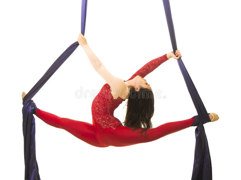 Uma moça com cabelo longo em um terno vermelho executa exercícios ginásticos e do circo na seda imagens de stock
