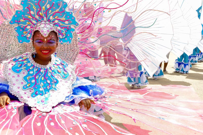 Uma moça veste um traje que descreve o recife de Buccoo em Tobago como parte da herança subaquática cultural nacional Uma moça veste um traje que descreve o recife de Buccoo em Tobago como parte da herança subaquática cultural nacional