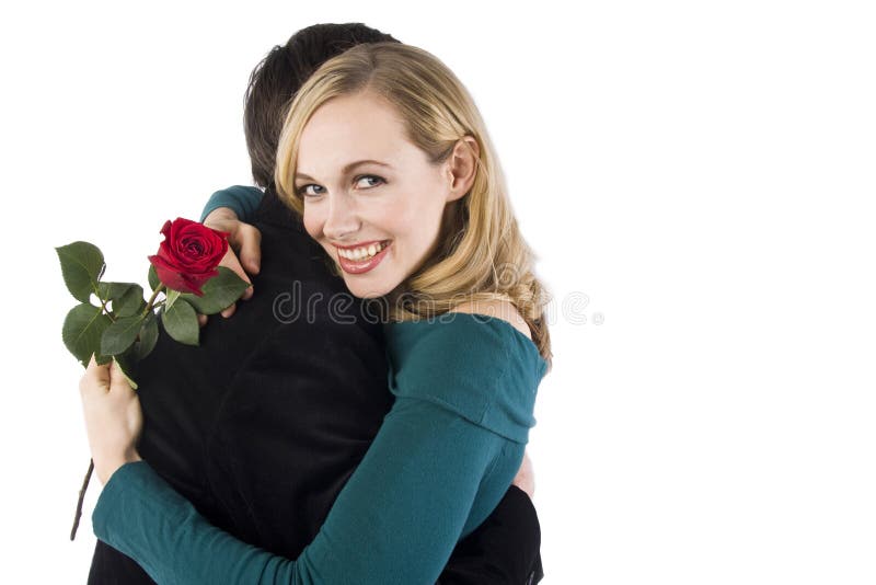 Uma mulher abraça seu amante