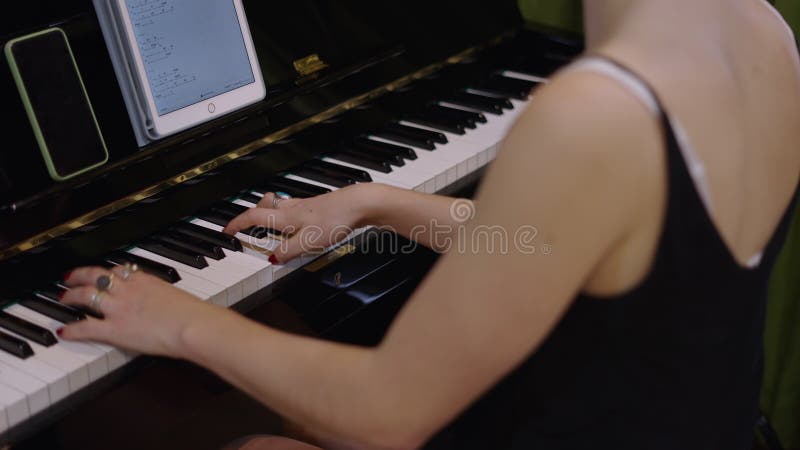 Uma mulher adulta tocando piano vídeos de arquivo