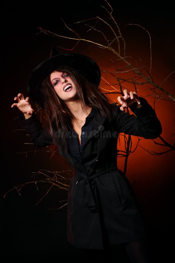 Menina Possuída Por Um Demônio Foto de Stock - Imagem de cruel, halloween:  42629222
