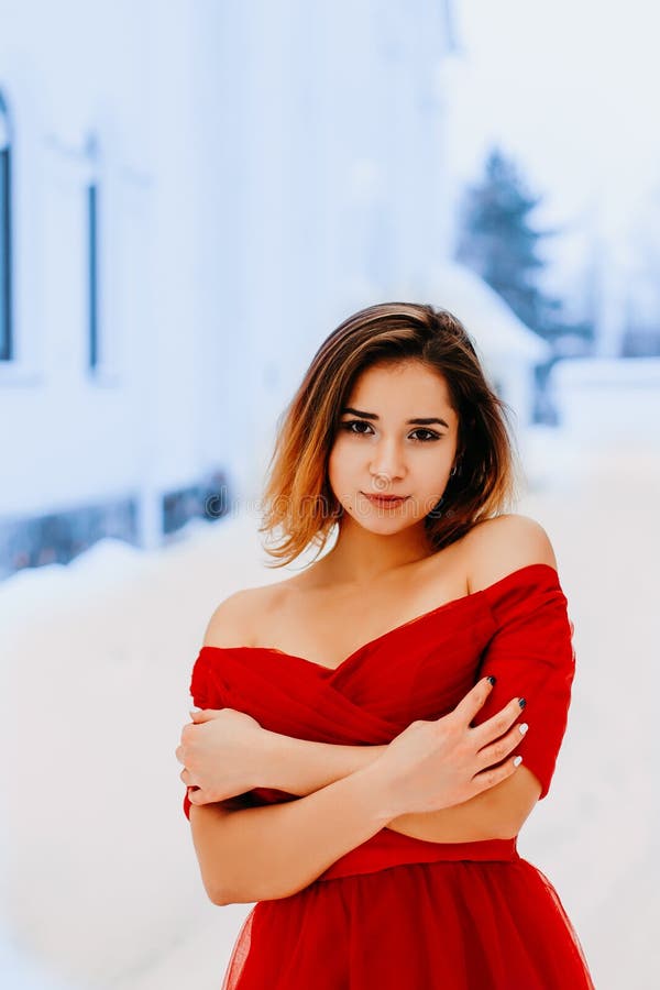 Uma mulher bonita sorrindo em um xale bonito posando em uma floresta ou parque de inverno fotos de stock royalty free Uma mulher bonita sorrindo em um xale bonito posando em uma floresta ou parque de inverno fotos de stock royalty free