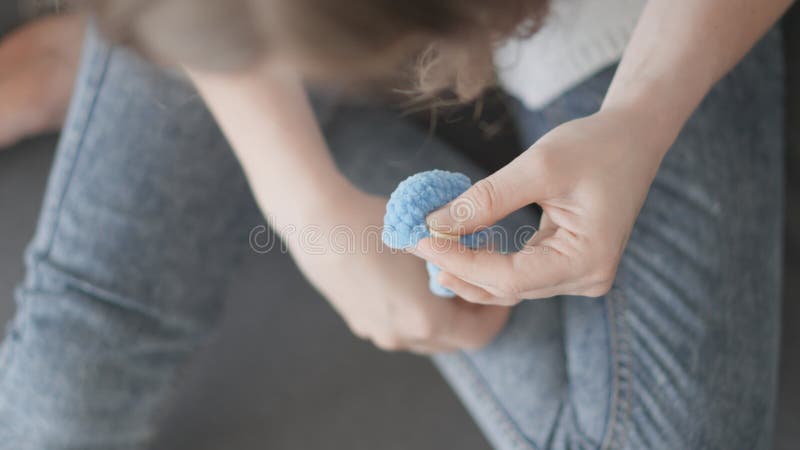 Mulher tricotando brinquedos fofinhos no ateliê