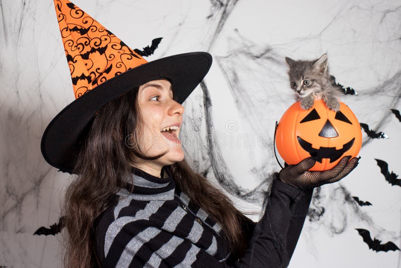 Bruxa Bonita De Halloween Com Chapéu Preto E Abóbora Na Mão Bruxa