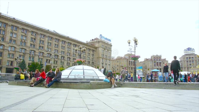 Uma mulher desabrigada bêbado está sentando-se na rua, ondulada acima video estoque