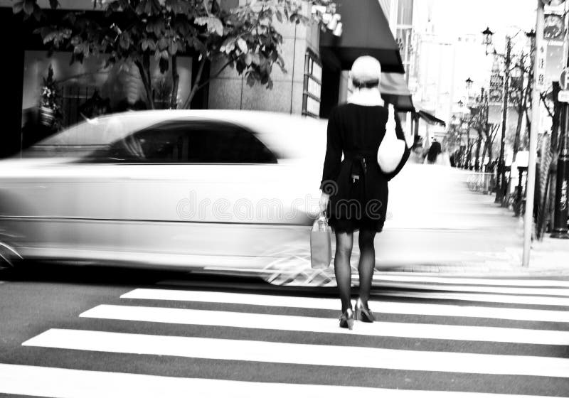 Uma mulher e um carro em desfoque de movimento imagem de stock royalty free