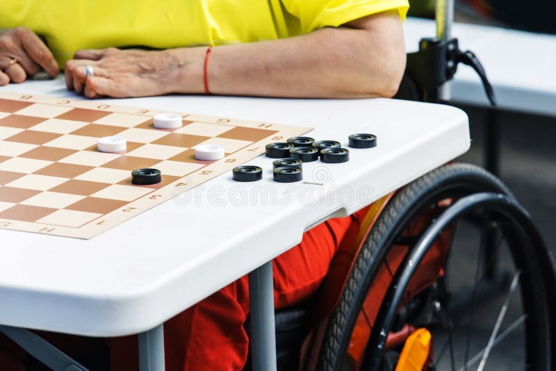 Torneio de damas ao ar livre no tabuleiro de damas de papel na