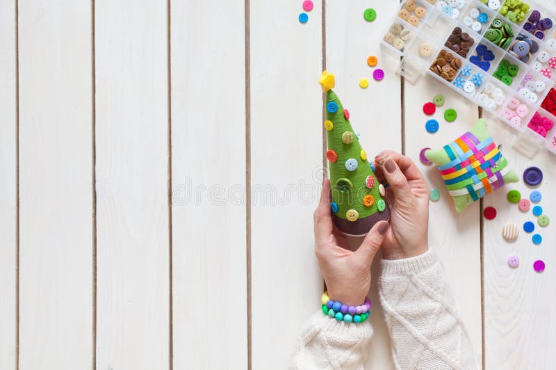 Uma mulher está fazendo uma árvore de Natal caseiro Decora-o com b fotos de stock royalty free Uma mulher está fazendo uma árvore de Natal caseiro Decora-o com b fotos de stock royalty free