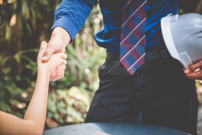 Uma mulher está negociando um negócio comercial ou contrata e handshake de negócios, conceito de reunião de parceria empresarial fotografia de stock Uma mulher está negociando um negócio comercial ou contrata e handshake de negócios, conceito de reunião de parceria empresarial fotografia de stock