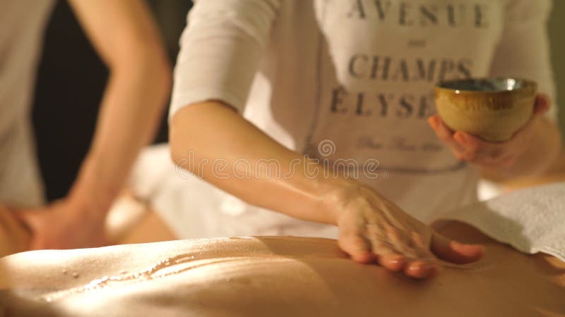 Uma mulher faz a um homem uma massagem traseira