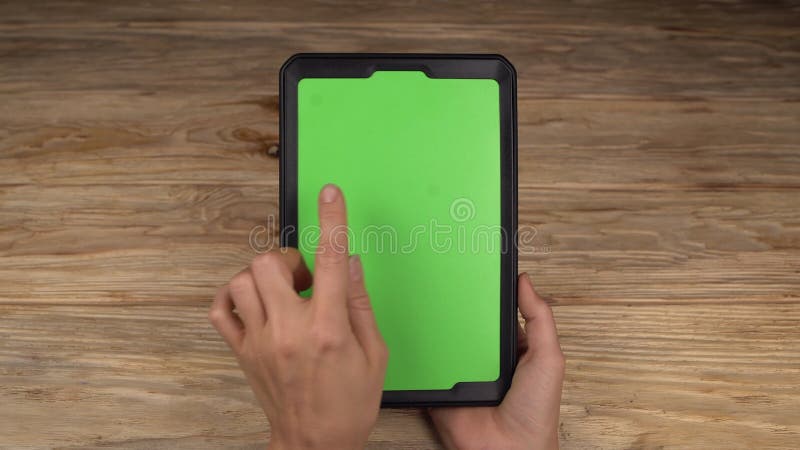 Uma mulher guarda um PC da tabuleta com uma tela verde para seu próprio índice feito sob encomenda