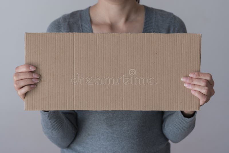 Uma mulher guarda vazio assina dentro a parte dianteira sua cara foto de stock Uma mulher guarda vazio assina dentro a parte dianteira sua cara foto de stock