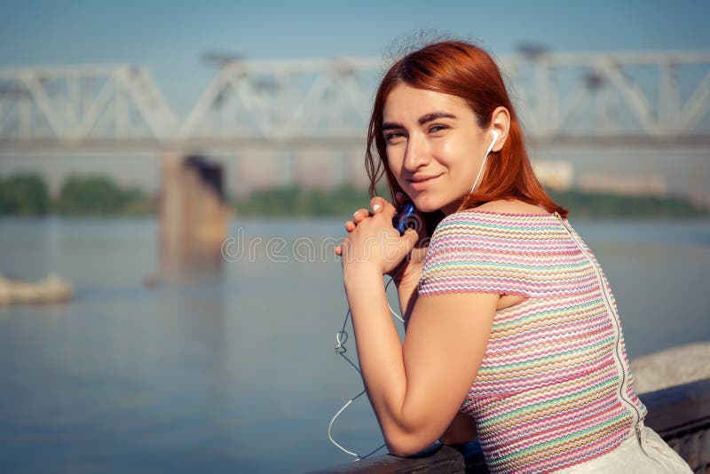 Uma mulher ruivo nova no parque fotos de stock royalty free Uma mulher ruivo nova no parque fotos de stock royalty free