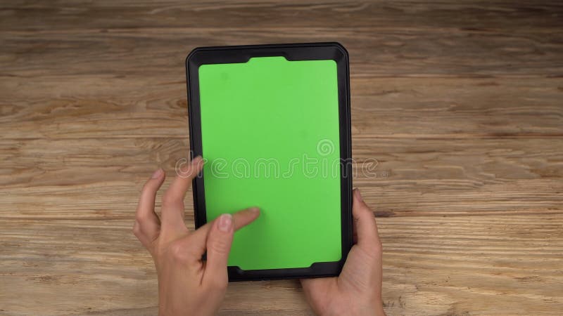 Uma mulher tem um tablet PC com tela verde para seu próprio conteúdo personalizado