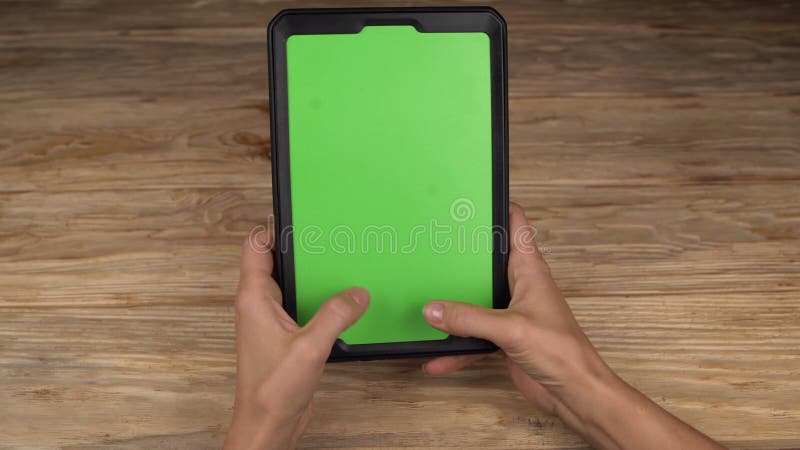 Uma mulher tem um tablet PC com tela verde para seu próprio conteúdo personalizado