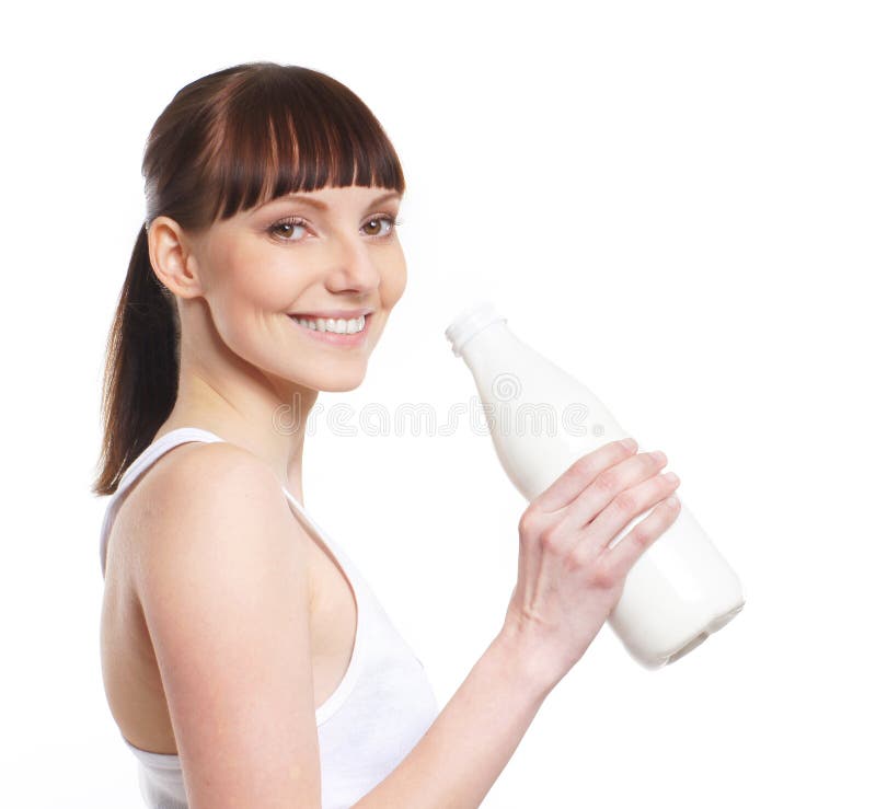 Uma mulher triguenha nova está bebendo o iogurte foto de stock royalty free Uma mulher triguenha nova está bebendo o iogurte foto de stock royalty free