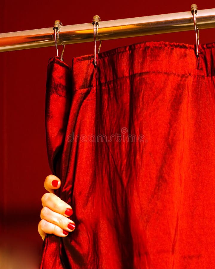 Uma mão com dedo pintado prega prender uma cortina de chuveiro vermelha fotos de stock Uma mão com dedo pintado prega prender uma cortina de chuveiro vermelha fotos de stock