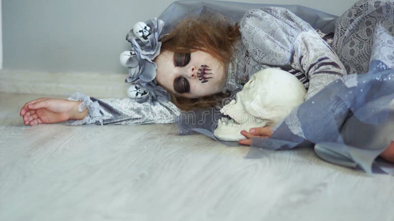 Drácula Da Mulher E Da Criança Maquiagem Do Vampiro De Halloween Criança  Com Sangue No Rosto Filme - Vídeo de povos, sangrado: 157705042