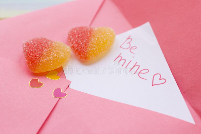 Uma nota do amor em um envelope cor-de-rosa fotos de stock Uma nota do amor em um envelope cor-de-rosa fotos de stock