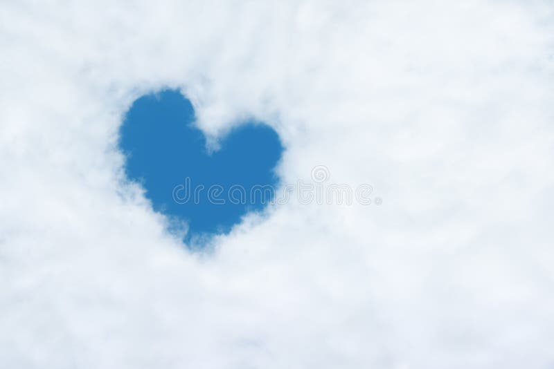 uma nuvem dada forma coração no céu azul fotos de stock uma nuvem dada forma coração no céu azul fotos de stock
