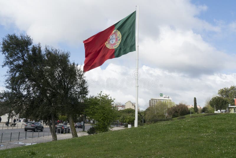 Uma ondulação portuguesa da bandeira imagens de stock Uma ondulação portuguesa da bandeira imagens de stock